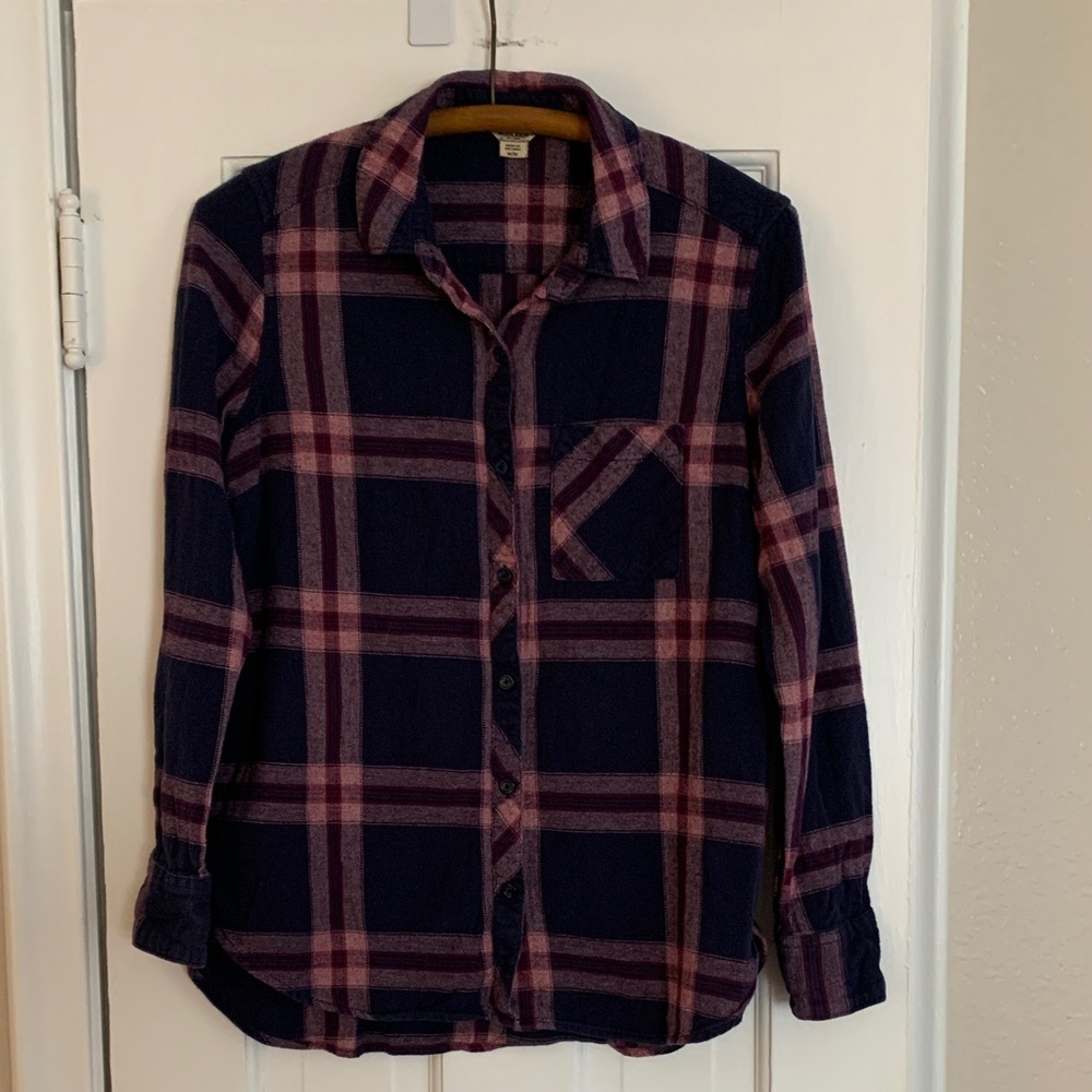 Woolrich brand women’s blue / pink button down flannel shirt
Size Medium